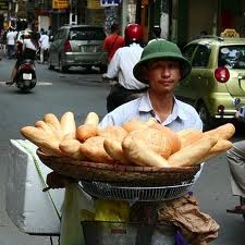 Marchand de pains dans une rue de Hanoi